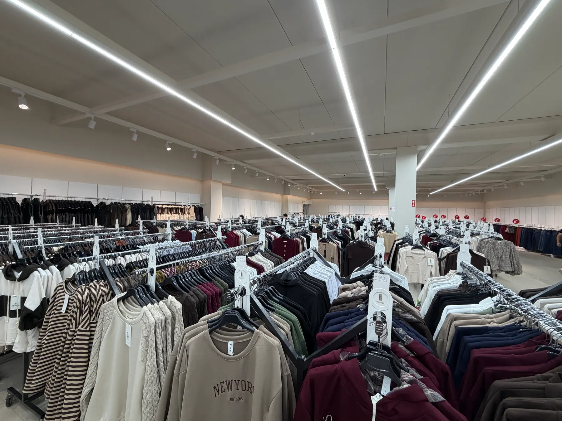 Interior da loja HUANG'S LUA CINTILANTE em Árvore: 1000 m² de araras com moda feminina por grosso
